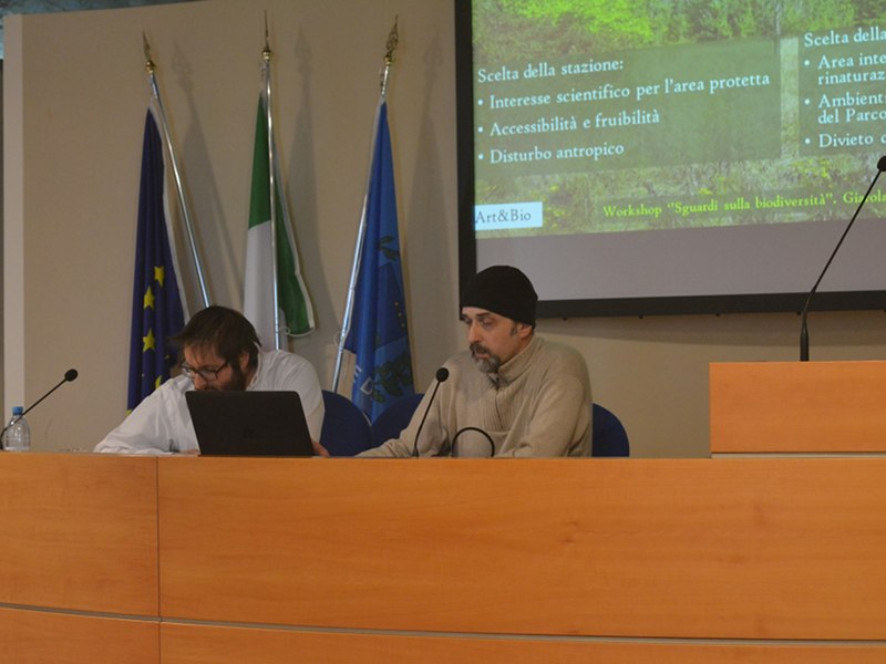 Marco Rossi (a sinistra) e Massimo Salvarani (a destra) che presenta i risultati del monitoraggio dell'avifauna nella stazione di Laurano