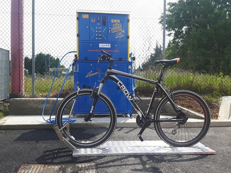 Public bicycle washing machine