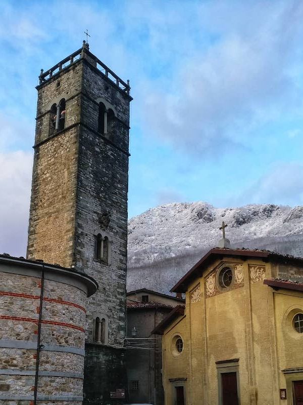 Corfino e Pania Inverno. Foto di Albergo diffuso La Pietra Antica