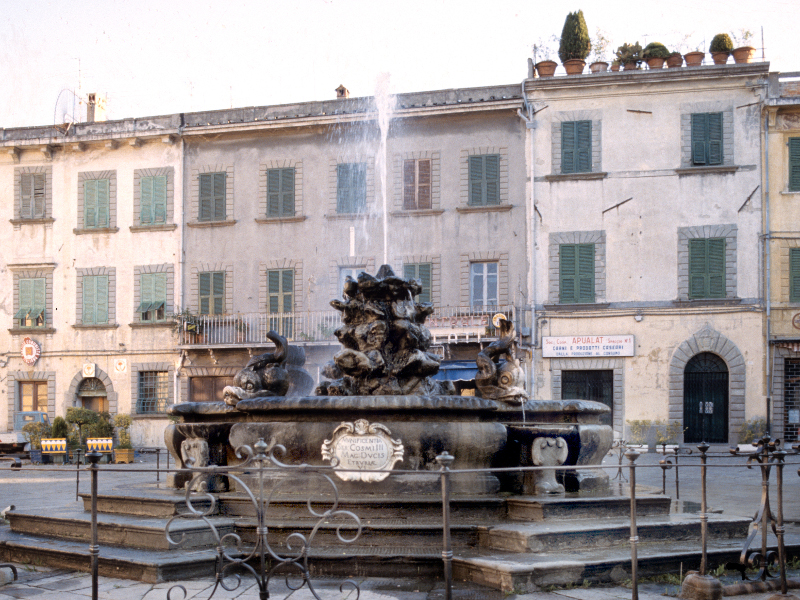 Fivizzano (MS), Piazza Medicea mit dem Brunnen Cosimo III dei Medici