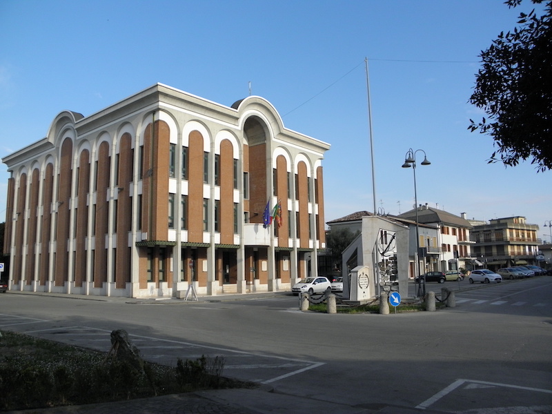 Piazza IV Novembre con palazzina municipale, Taglio di Po