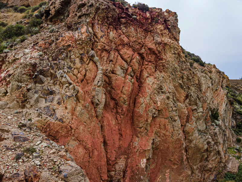 Figura 6: Struttura duomiforme di colore rossastro, presente all’inizio del sentiero che porta alla cima di Kuddia di Scauri