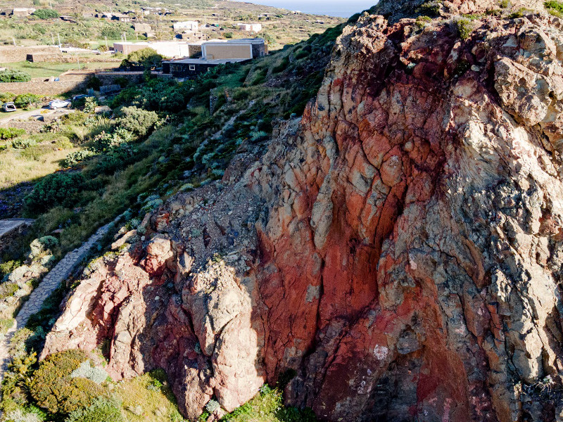Figura 7: Struttura duomiforme di colore rossastro, presente all’inizio del sentiero che porta alla cima di Kuddia di Scauri.
