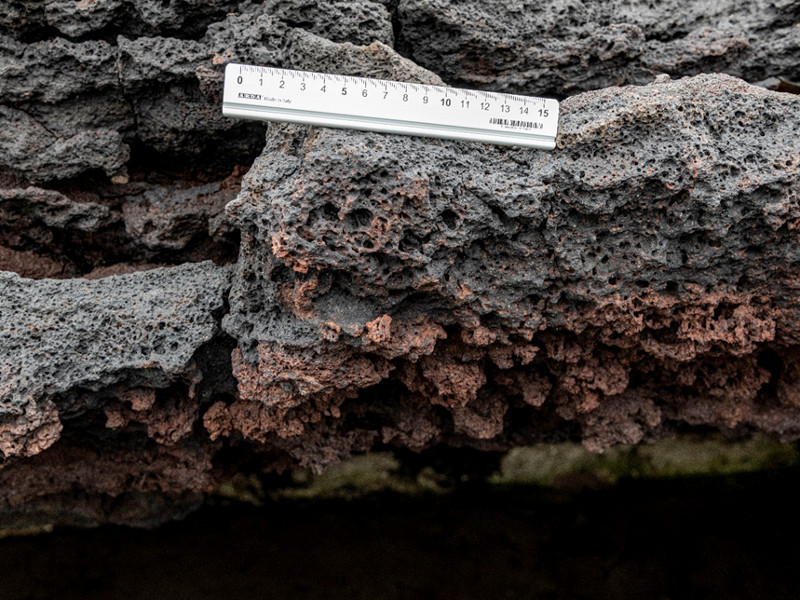 Figura 4: Strutture da raffreddamento visibili all’ingresso del tunnel di lava (In questa foto è possibile notare il particolare delle variazioni di grandezza dei vacuoli, dal basso verso l'alto)