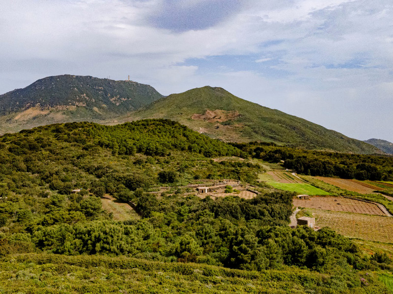 Figura 3: Visione panoramica dalla Cima di Cuddia Attalora osservando verso Nord/Nord-Est. In quest’area è possibile osservare (da sinistra a destra) Montagna Grande e Monte Gibele)