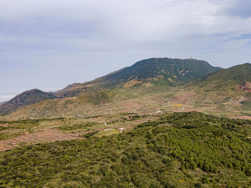 Figura 4: Visione panoramica dalla Cima di Cuddia Attalora osservando verso Nord/Nord-Ovest. In quest’area è possibile osservare l’assetto morfotettonico (da sinistra a destra si osservano: Fossa del Russo, Montagna Grande e Monte Gibele)