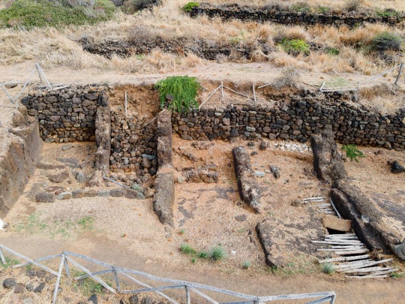 Fig. 1: Moduli abitativi all'interno del Villaggio Tardo Romano di Scauri, con una cisterna per la raccolta dell'acqua