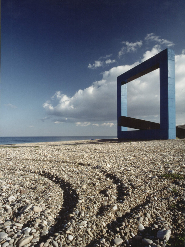 La Fiumara d'arte - 1989 Monumento per un poeta morto (Finestra sul Mare) - Tano Festa (Scultura)