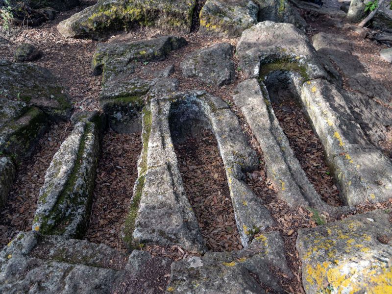 Figura 2: le tombe di Gibbiuna, nelle due di sinistra, è possibile osservare la forma antropoide della tomba