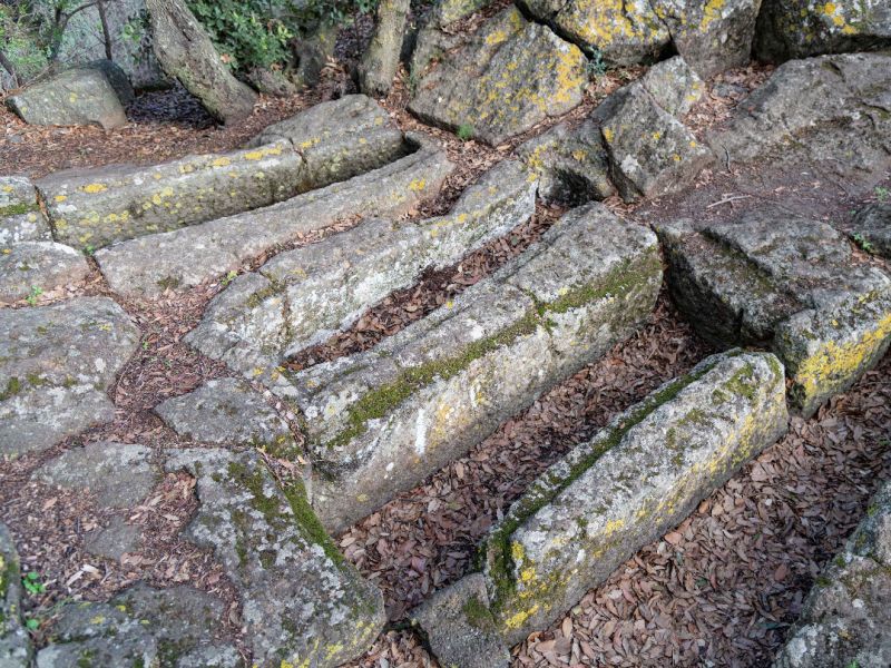 Figura 3: le tombe di Gibbiuna, nelle due di sinistra, è possibile osservare la forma rettangolari con angoli arrotondati della tomba
