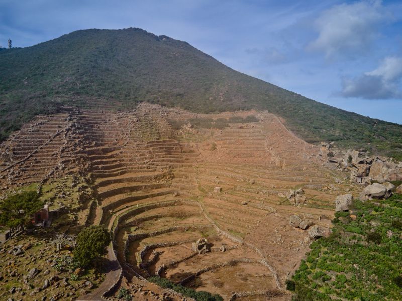 Figura 2: Monte Gibéle con i Cappereti terrazzati