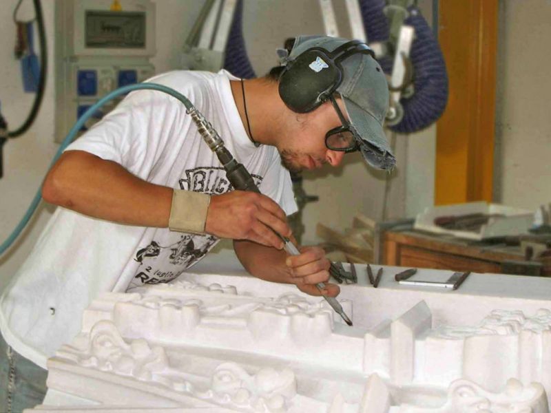 Artigiano nel laboratorio di Candoglia scolpisce i nuovi elementi marmorei del Duomo di Milano a sostituzione di quelli usurati