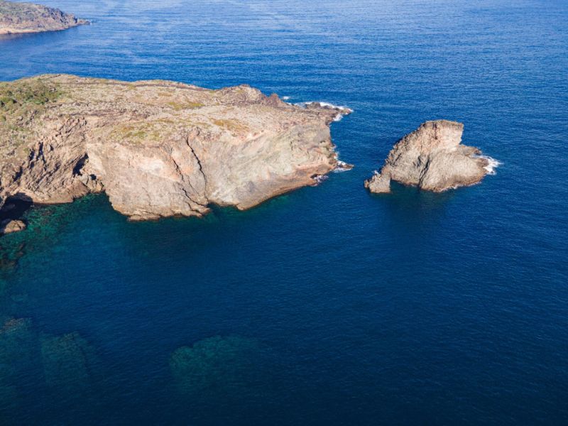 Figura 4: Ripa alta di Cala Levante. In questa foto è possibile notare il Faraglione di Punta Tracino. Area in cui potrebbero avvenire cadute improvvise di detrito o massi