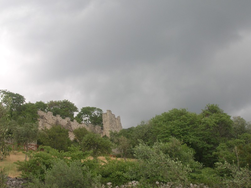 Le rovine di Castiglione e in primo piano l'area didattica