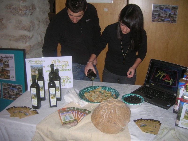 Cristiana Massimi offers bread and oil, the Park bread close-up