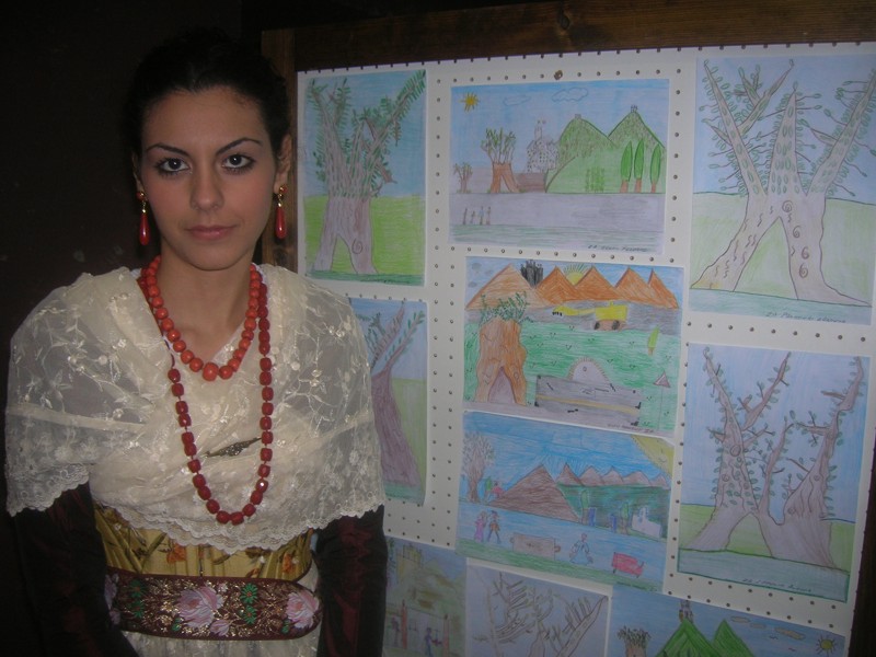 Una ragazza in costume da cerasara alla premiazione dei disegni relativo all'ulivo più antico