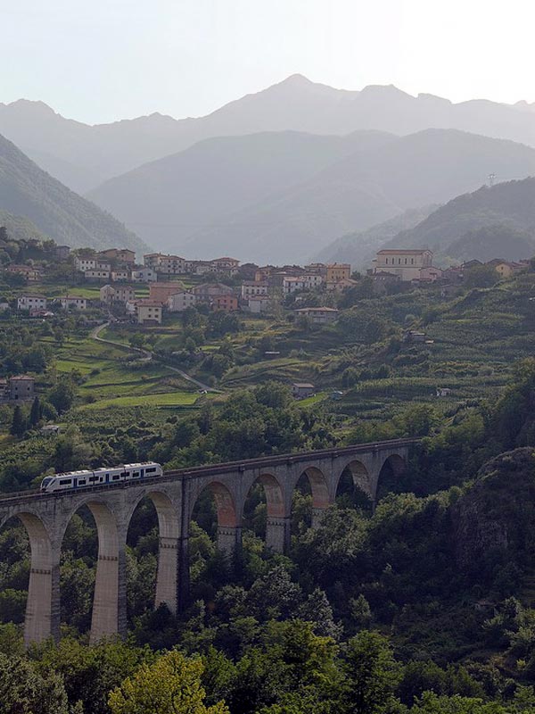 Garfagnana, ferrovia diesel e Alpi Apuane