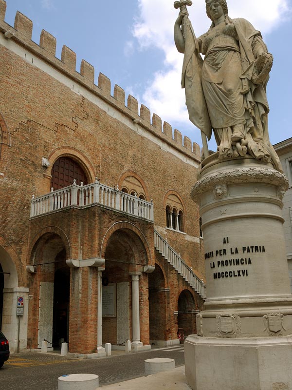 Treviso - Piazza indipendenza, monument called Teresona