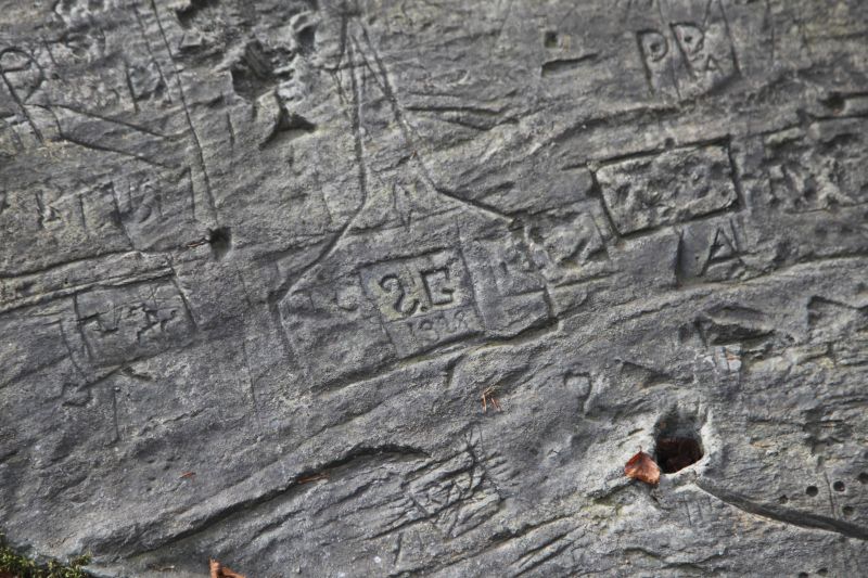 Segni sulla pietra: le incisioni rupestri del Beigua