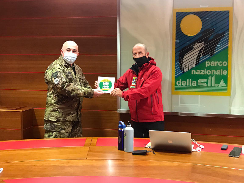 L'Ente Parco Nazionale della Sila consegna al distaccamento dell'Aeronautica Militare di Montescuro il primo «sigillo di riconoscimento», nell'ambito della campagna di tutela e salvaguardia ambientale #Bollalaplastica