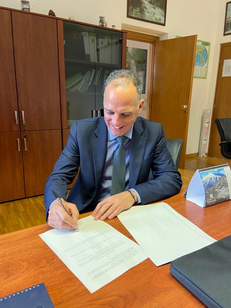 Il nuovo Direttore del Parco Nazionale della Sila insieme al Presidente Curcio per la stipula del contratto la firma dell'architetto Treccosti oggi, presso la sede di Lorica