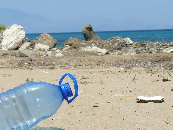 Parte dalle spiagge la sfida di Costa alla plastica