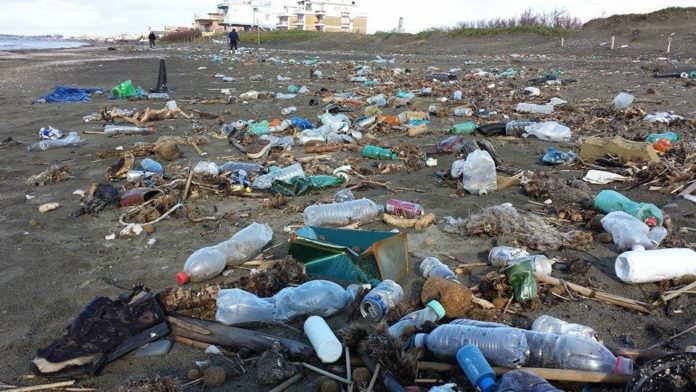 Plastica monouso, parte da Sabaudia la campagna di Costa contro l’utilizzo sulle spiagge