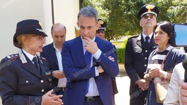 Il ministro Sergio Costa in visita al Parco del Circeo dopo l'attentato
