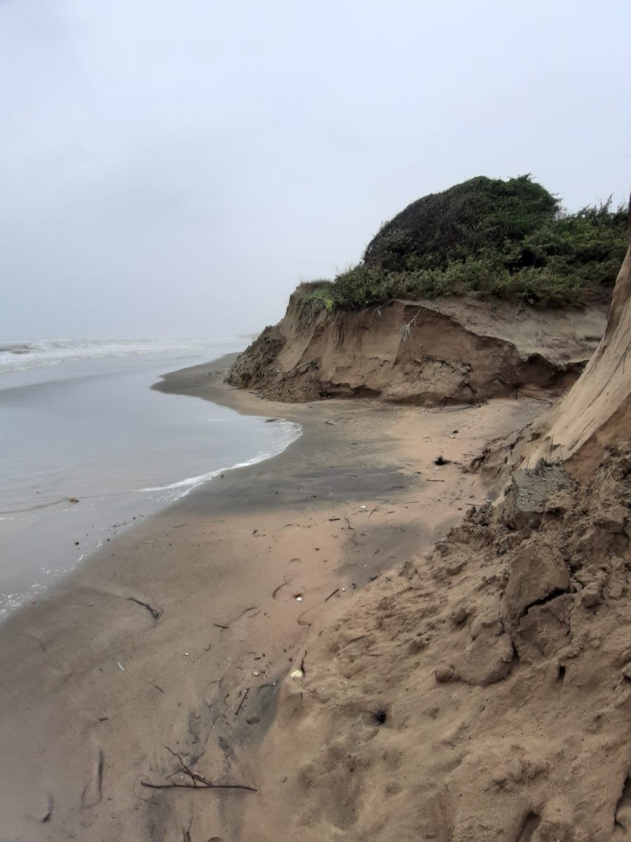 Danni del maltempo: crolla la duna sulla spiaggia di Latina
