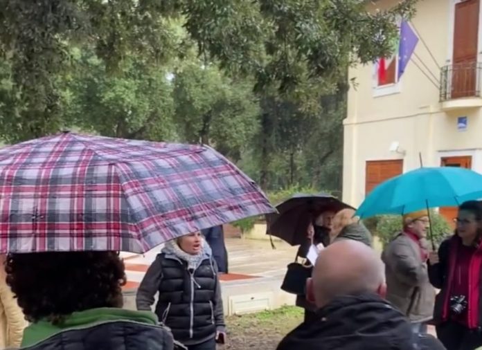 Sit in contro la riduzione dei daini del Circeo: la pioggia frena la protesta