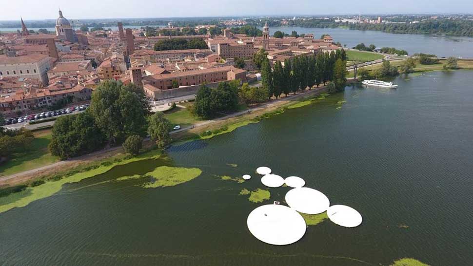 'Ocno Archipelago': platforms on the water surface enchanting Mantua