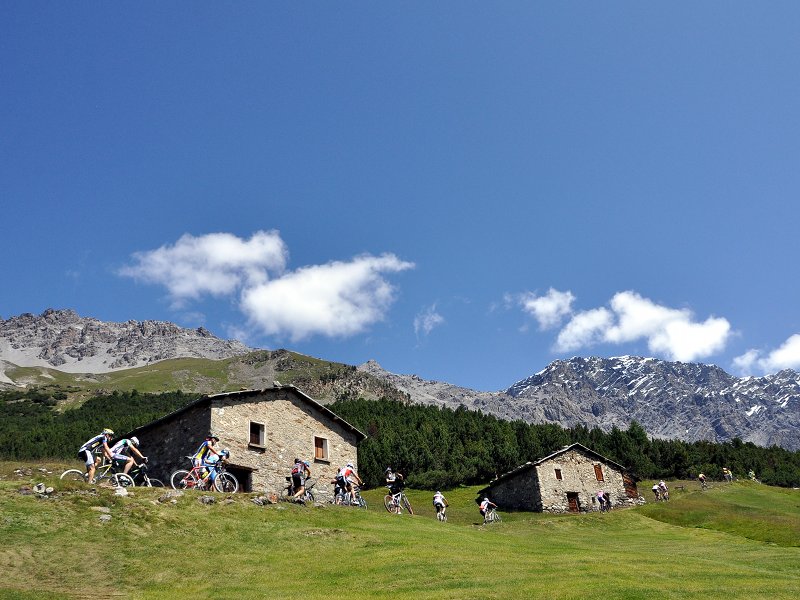 Passaggio all'Alpe Solaz in Valfurva. Sullo sfondo la Cresta della Reit e il Monte Cristallo