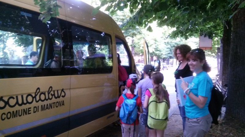 Lo scuola bus del Comune di Mantova in partenza da Mantova per le Bertone