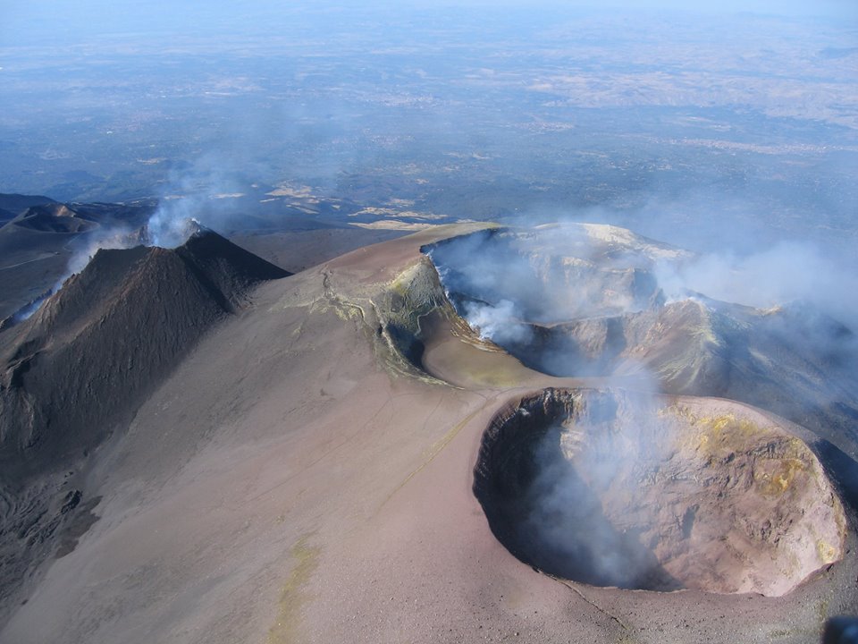 Una suggestiva immagine dei crateri sommitali dell'Etna