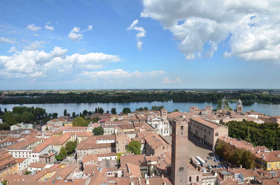 Il centro storico di Mantova abbracciato dai laghi formati dal Mincio