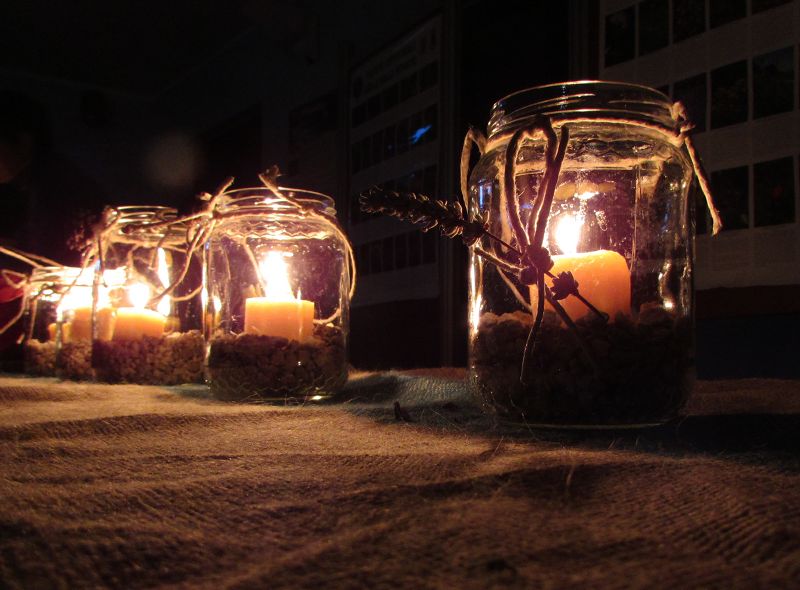 Lanterne realizzate con materiale di recupero e candele naturali fatte a mano con la cera d'api (Foto: Maria Peroni)
