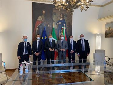 Il Presidente della Regione Musumeci e l'Assessore al Territorio Cordaro (al centro) con i Presidenti dei Parchi siciliani
