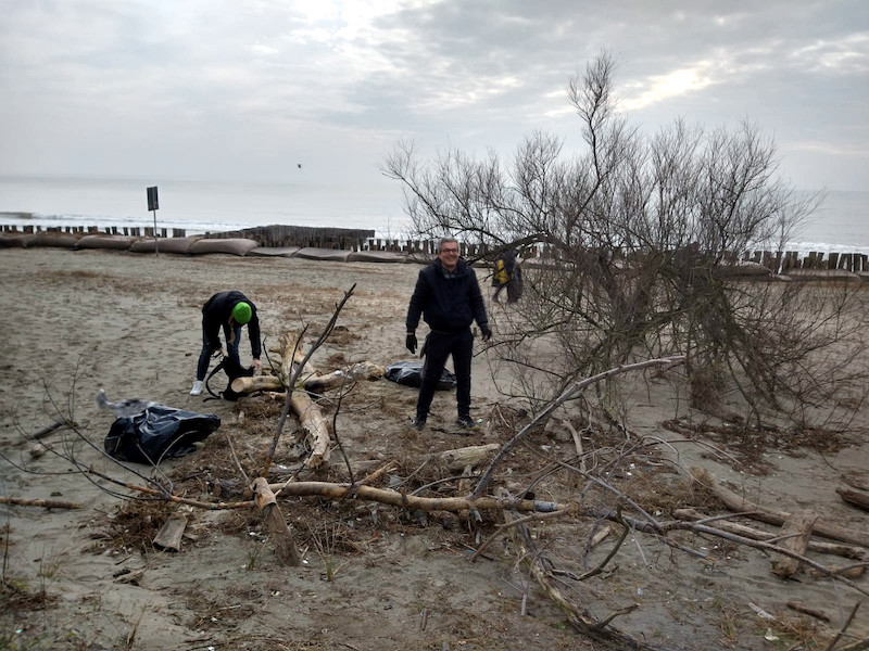 Per l'ambiente al Lido di Volano: un esercito di volontari per pulire la spiaggia