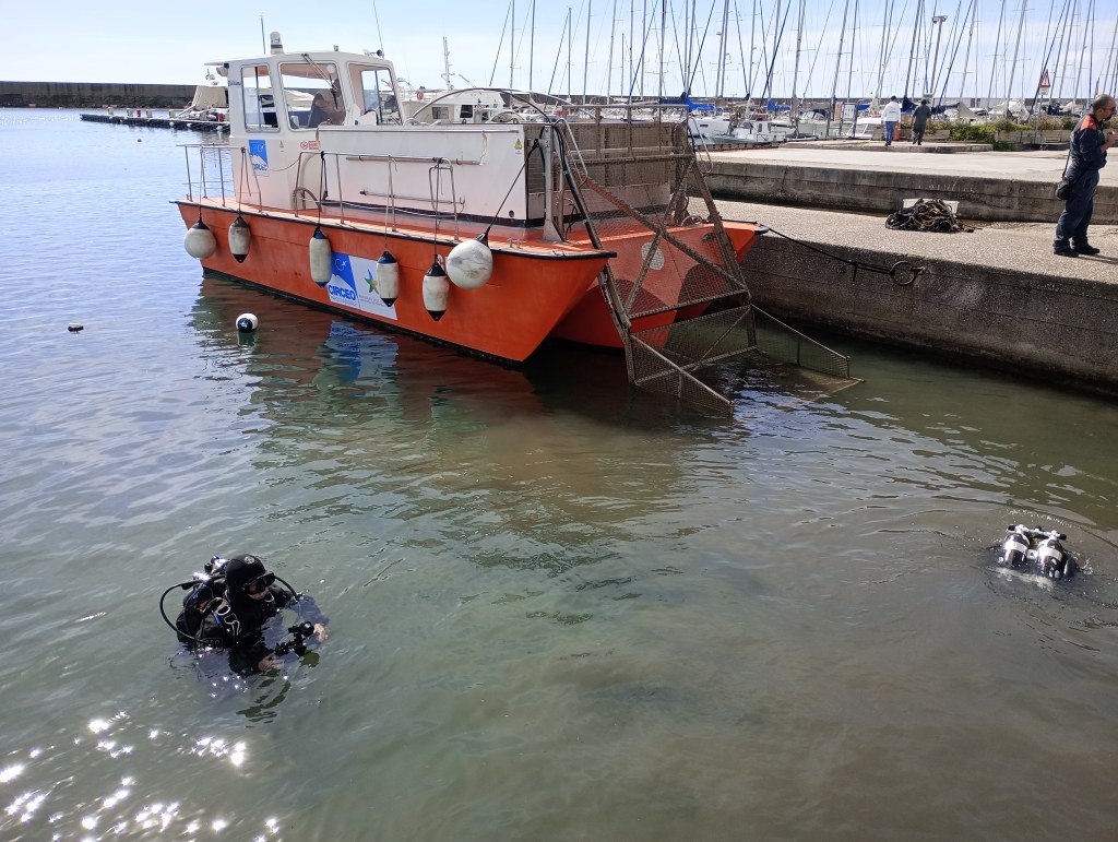 In azione il “Battello Spazzamare” dell’Ente Parco per ripulire i fondali del porto di San Felice Circeo da materiale e rifiuti