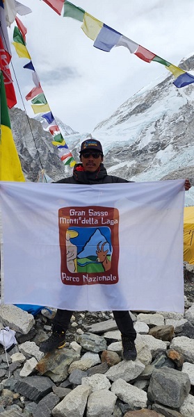 Phurba Tenjing Sherpa: sventola sul Campo Base avanzato del Monte Everest, ad oltre 7.000 m e con venti oltre i 147 km/h, la bandiera del Parco Nazionale del Gran Sasso e Monti della Laga