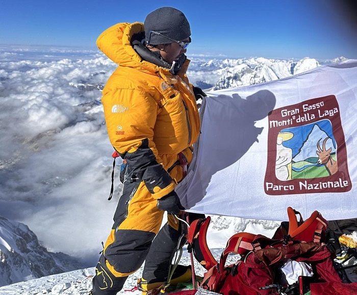 Phurba Tenjing Sherpa, con la bandiera del Parco, ha raggiunto la vetta dell’Everest