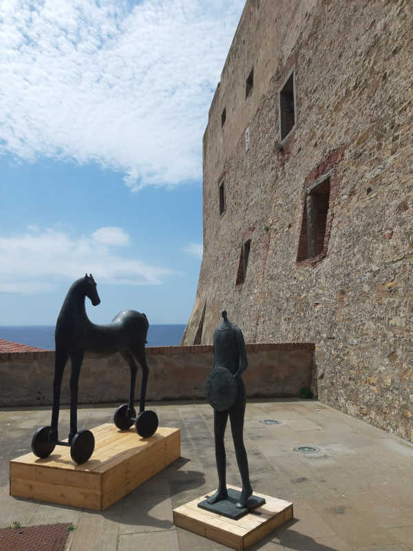 Al Castello di Piombino la mostra 'I cavalieri del Castello' di Paolo Staccioli
