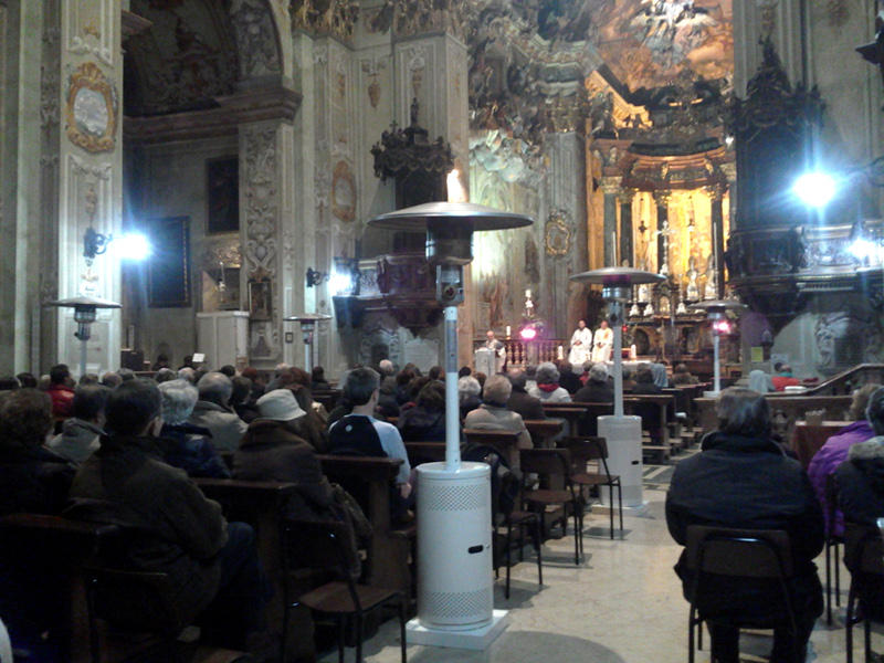 Una bella fiaccolata e la nuova illuminazione per la festa dell'Annunciazione al Sacro Monte