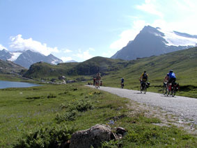 Turisti in bici al Colle del Nivolet (Foto: Giulio Zanetti)