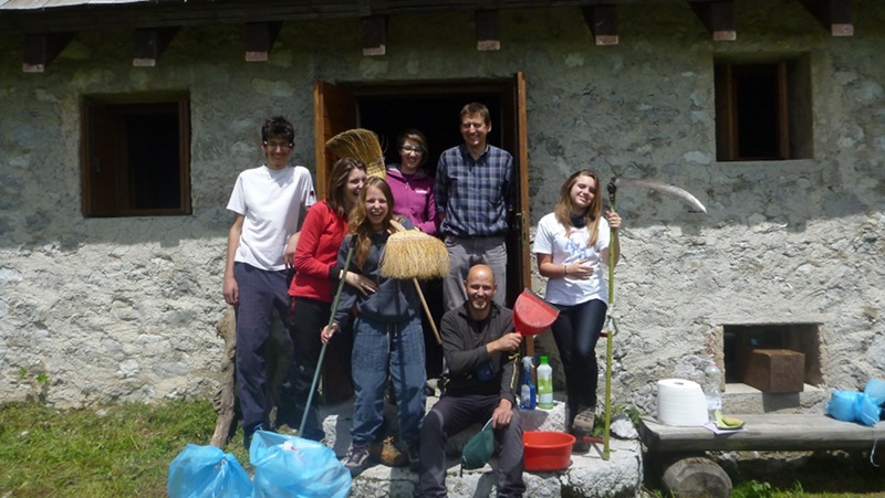 Casera Nischiuarch pulita grazie a un gruppo di Junior Ranger del Parco naturale Prealpi Giulie