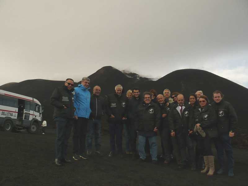 Foto gruppo sindaci sull'Etna 12 ottobre 2013