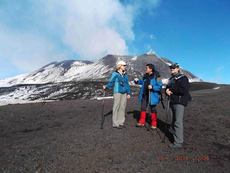 I coniugi Martin sull'Etna con Salvo Caffo, vulcanologo del Parco dell'Etna