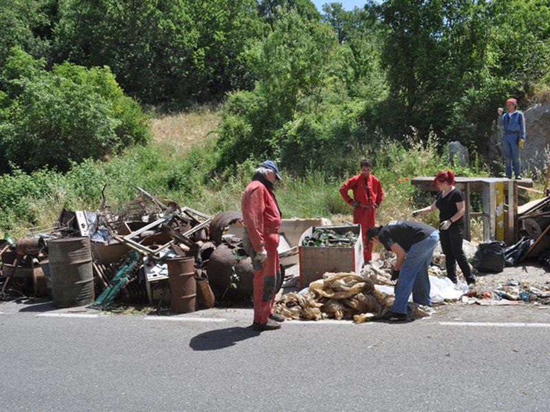 Intervento di pulizia e recupero rifiuti ingombranti in località Il  Castello a San Lazzaro di Savena