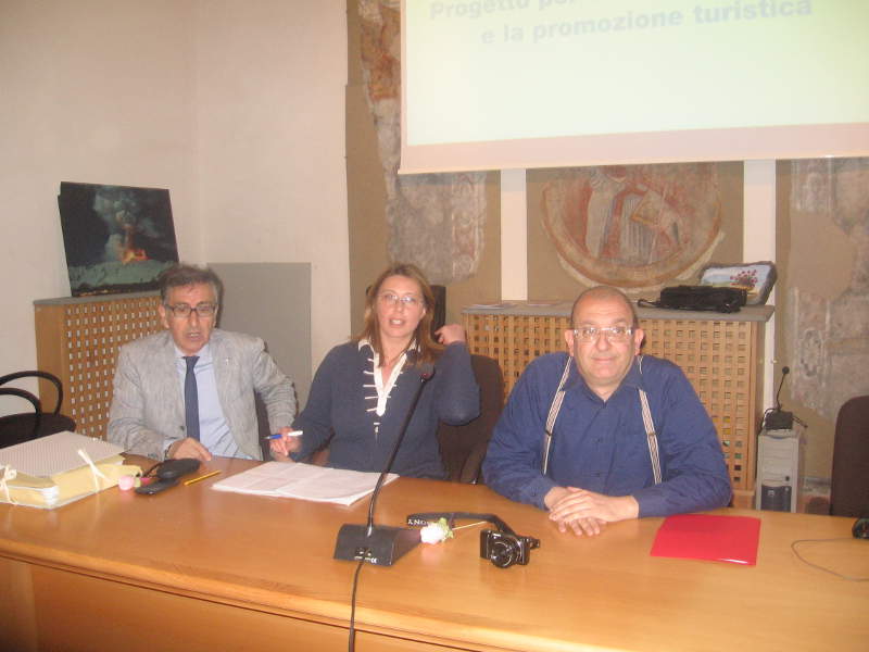 Da sinistra, il direttore del Parco dell'Etna Pietro Coniglio, la presidente Marisa Mazzaglia e l'assessore regionale ai rifiuti Salvatore Calleri