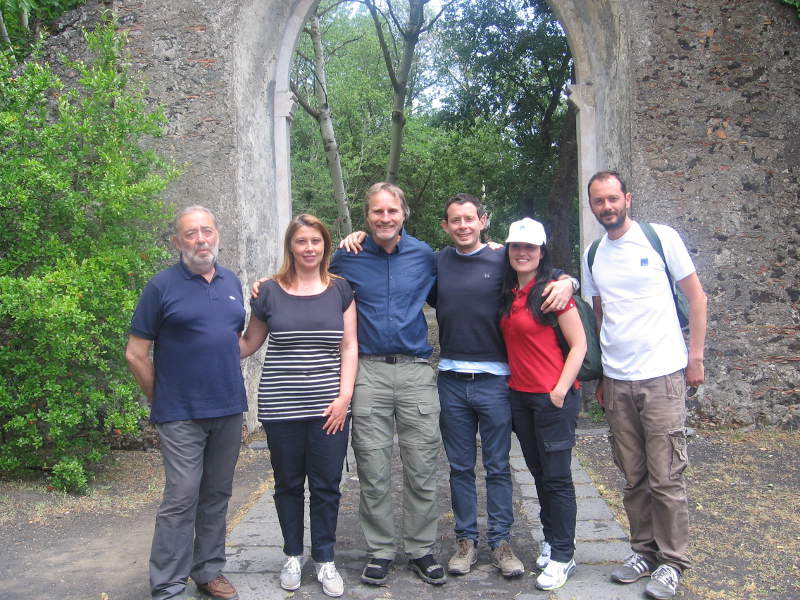 Carsten Peter (al centro) nella sede del Parco. Alla sua destra, la presidente Marisa Mazzaglia e il responsabile della fruizione Francesco Pennisi